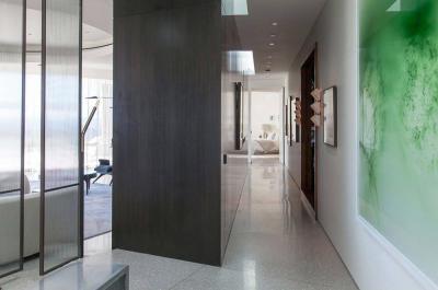 Folyosó megoldás - belső továbbiak ötlet, minimál stílusban