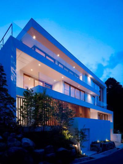 minimál épület üvegkorláttal - homlokzat ötlet