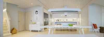 Fehér konyha-étkező világos fa padlóval - konyha / étkező ötlet, modern stílusban