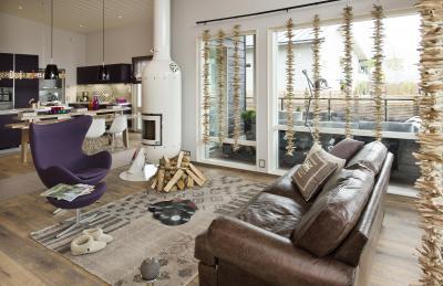 Nappali lila tojásfotellel és bőrkanapéval - nappali ötlet