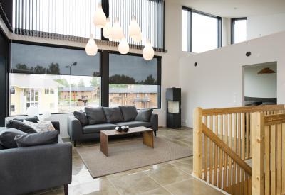 Társalgó az emeleten szürke kanapékkal - nappali ötlet, modern stílusban