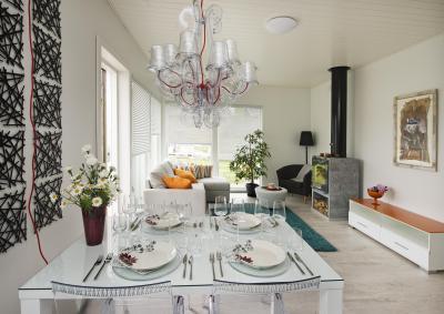 Nappali és étkező kék és narancssárga elemekkel - konyha / étkező ötlet, modern stílusban