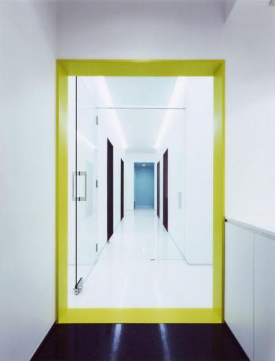 Kell egy kis neon - előszoba ötlet, minimál stílusban