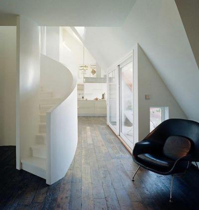 Spirál lépcső fehérben - tetőtér ötlet, modern stílusban