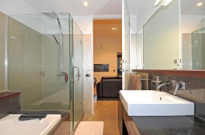 Tágas zuhanyzó - fürdő / WC ötlet, modern stílusban