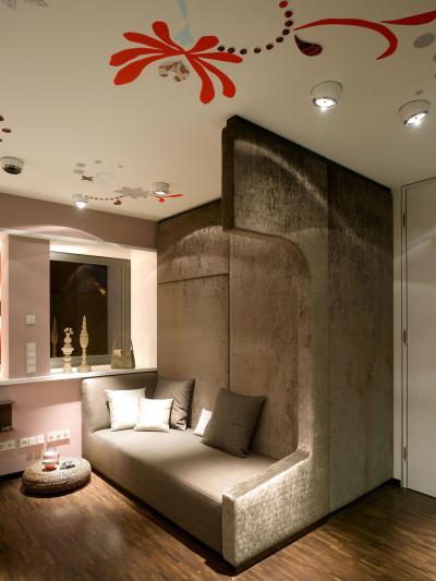 Festett mennyezet - nappali ötlet, modern stílusban