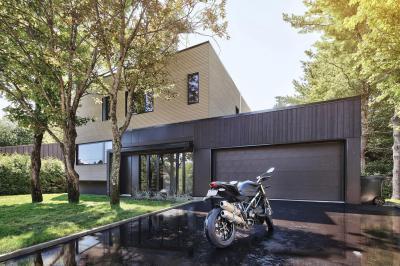 Ház nagy garázzsal - homlokzat ötlet, modern stílusban