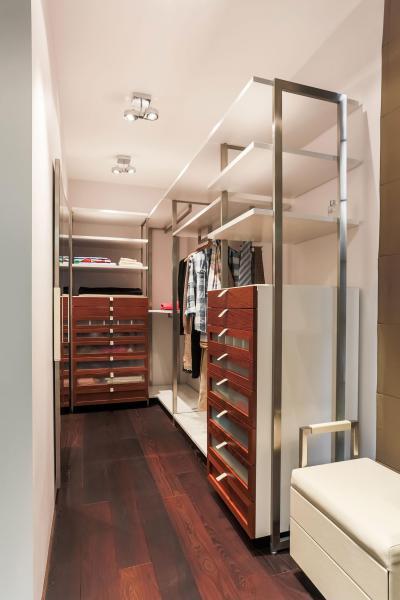 Gardrób szoba - belső továbbiak ötlet, modern stílusban