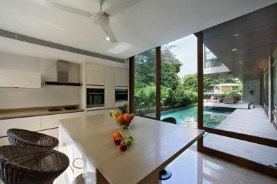 Medencére néző konyha - konyha / étkező ötlet, modern stílusban