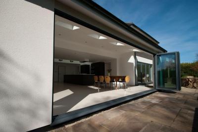 Teraszra nyíló konyha - konyha / étkező ötlet, modern stílusban