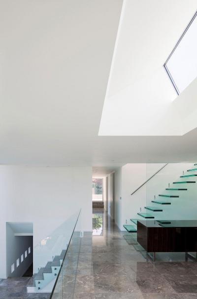 Feljárat az emeletre - belső továbbiak ötlet, minimál stílusban