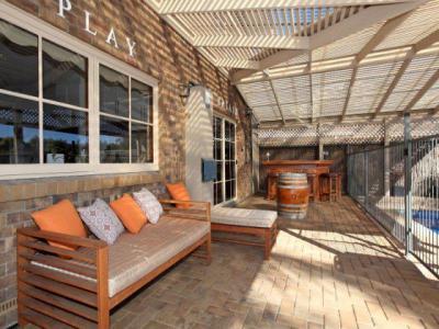 pergola48 - kert / udvar ötlet, rusztikus stílusban