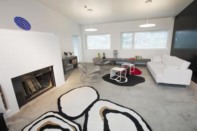 Letisztult nappali betonnal és különleges, fát mintázó szőnyegekkel - nappali ötlet