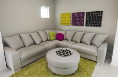 Sarokkanapé sárga szőnyeggel - nappali ötlet, modern stílusban