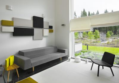 Sárga-fekete nappali, szögletes bútorokkal - nappali ötlet