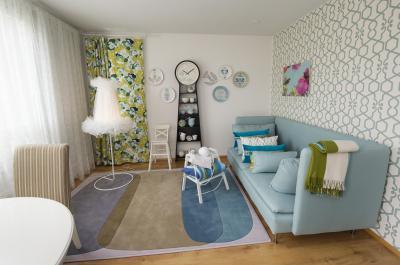 Világoskék kanapés, álló órás nappali - nappali ötlet