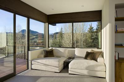 Kijárat a teraszra - nappali ötlet, modern stílusban