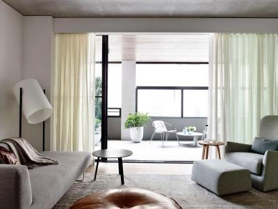 Fedett terasz - nappali ötlet, modern stílusban