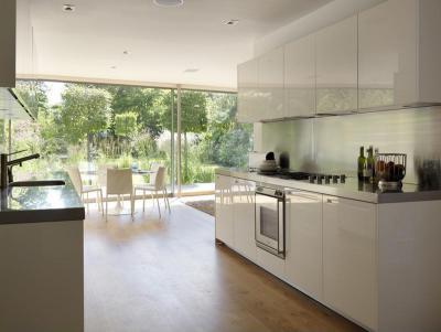 Fehér konyhabútor - konyha / étkező ötlet, modern stílusban