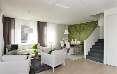 Fehér nappali zöld kiegészítőkkel, kő lábú étkezőasztal - nappali ötlet, modern stílusban