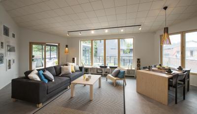 Nappali fa dohányzóasztallal, fa fotellel - nappali ötlet, modern stílusban