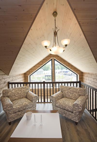 Társalgó betűmintás fotelekkel - nappali ötlet