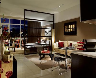 Üvegpaneles térelválasztó fal - nappali ötlet, modern stílusban