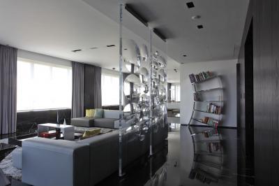 Extravagáns üveg térelválasztó - nappali ötlet, modern stílusban