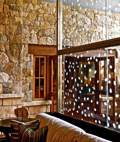 Üveg térelválasztó - nappali ötlet, rusztikus stílusban