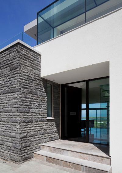 Kővel burkolt bejárat - bejárat ötlet, modern stílusban