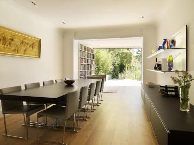 Fekete étkezőasztal - nappali ötlet, modern stílusban