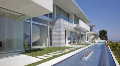 Ház medencével - erkély / terasz ötlet, modern stílusban