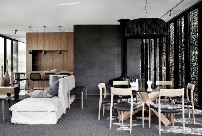 Fekete fal - nappali ötlet, modern stílusban