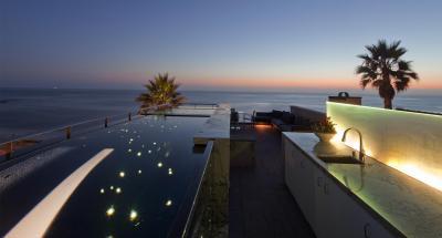 Panorámás terasz - medence / jakuzzi ötlet, modern stílusban