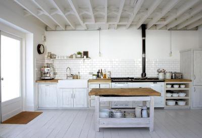 fehér rusztikus konyha - konyha / étkező ötlet, rusztikus stílusban