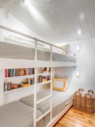 Tetőtérben fehéren - gyerekszoba ötlet, modern stílusban