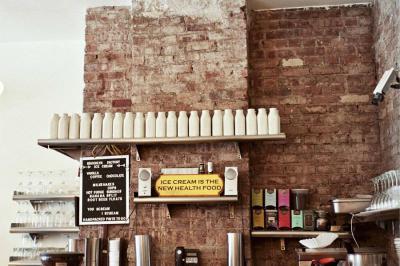 Nyers téglafal a konyhában - konyha / étkező ötlet, modern stílusban