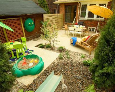 Hátsó udvar gyereksarokkal - kert / udvar ötlet, modern stílusban