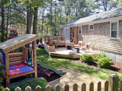 Gyereksarok csúszdával - kert / udvar ötlet, modern stílusban