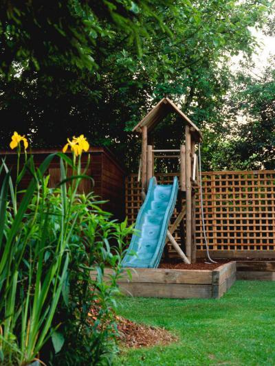 Házikó kék csúszdával - kert / udvar ötlet, rusztikus stílusban