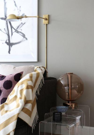 Átlátszó asztalkák - nappali ötlet