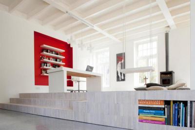 Könyvespolc a dobogó alatt - nappali ötlet, modern stílusban