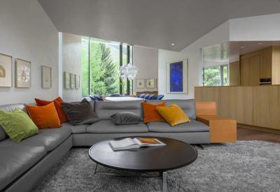 Szürke és a színek játéka - nappali ötlet, modern stílusban