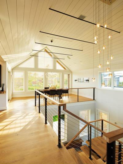 Lépcsőfeljáró nagy belmagasságú térben - belső továbbiak ötlet, modern stílusban