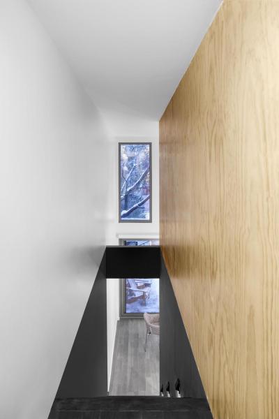 Fekete lépcsőfeljáró - belső továbbiak ötlet, modern stílusban