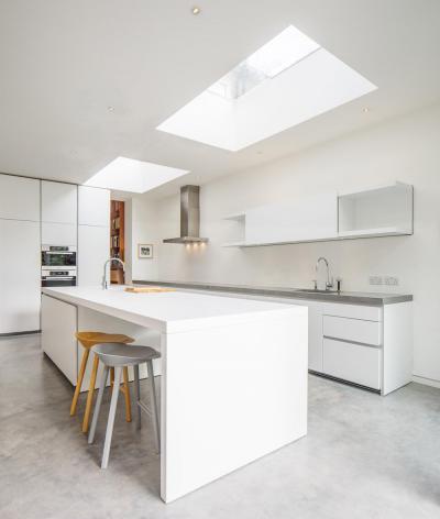 Fehér minimál konyha - konyha / étkező ötlet