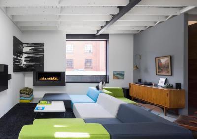 Színes kanapé és bioetanol kandalló - nappali ötlet, modern stílusban