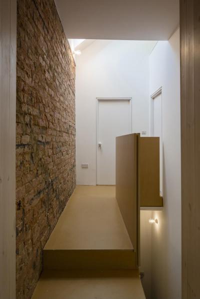 Folyosó téglafallal - belső továbbiak ötlet, modern stílusban