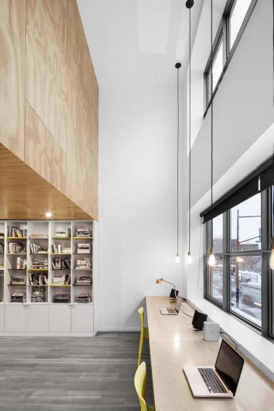 Hosszú dolgozóasztal ablak előtt - nappali ötlet, modern stílusban