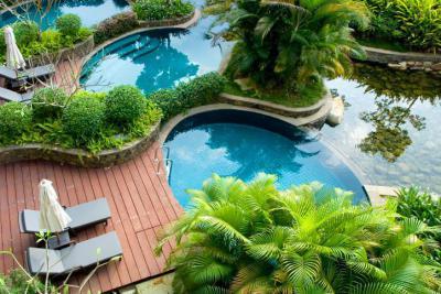 medence a tóban - medence / jakuzzi ötlet, mediterrán stílusban